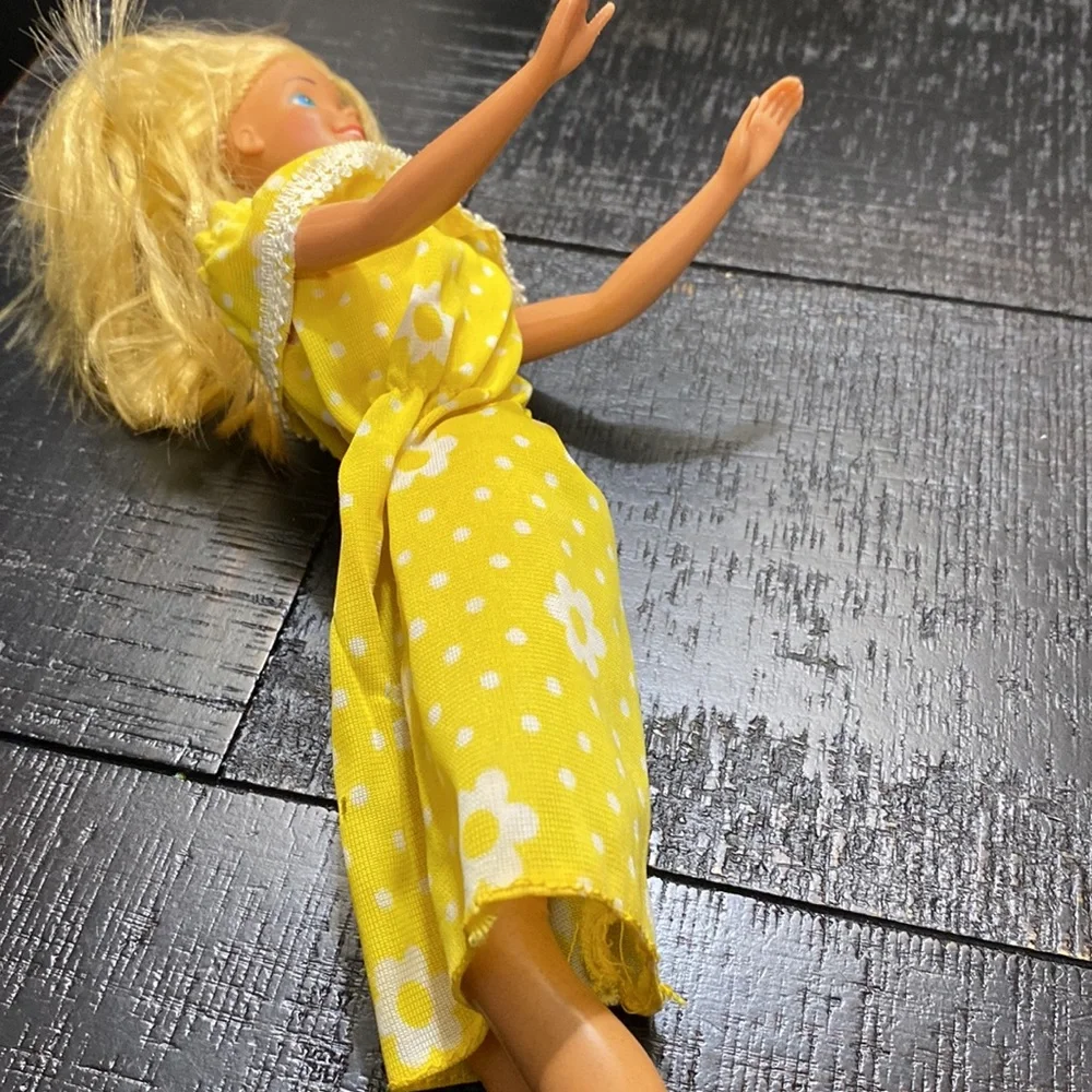 Mattel Vintage 1966 Twist ‘N Turn Barbie Girls' Doll! - Picture 3 of 8